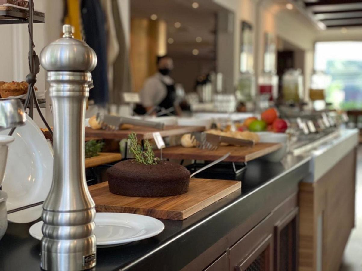 فندق Radisson Oscar Freire ساو باولو المظهر الخارجي الصورة A pepper mill at a buffet