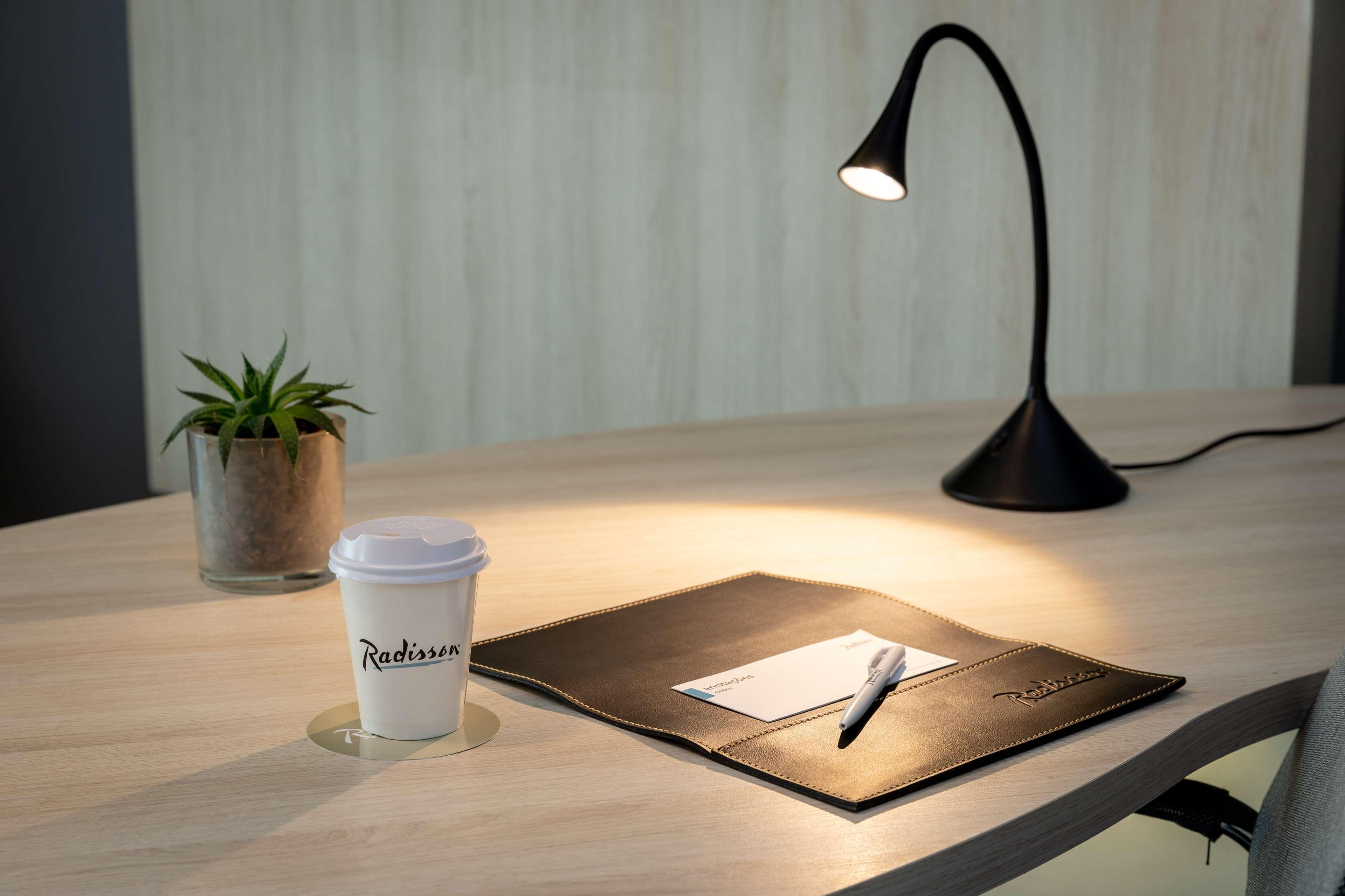 فندق Radisson Oscar Freire ساو باولو المظهر الخارجي الصورة A desk lamp
