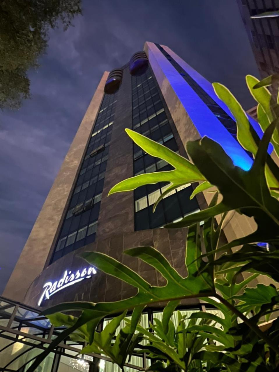 فندق Radisson Oscar Freire ساو باولو المظهر الخارجي الصورة The building at night