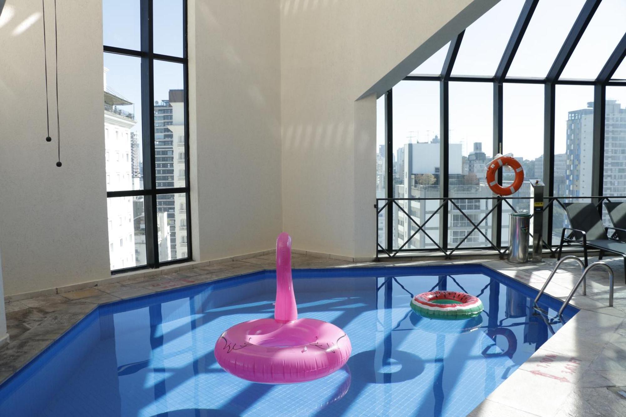 فندق Radisson Oscar Freire ساو باولو المظهر الخارجي الصورة A pool with two floats