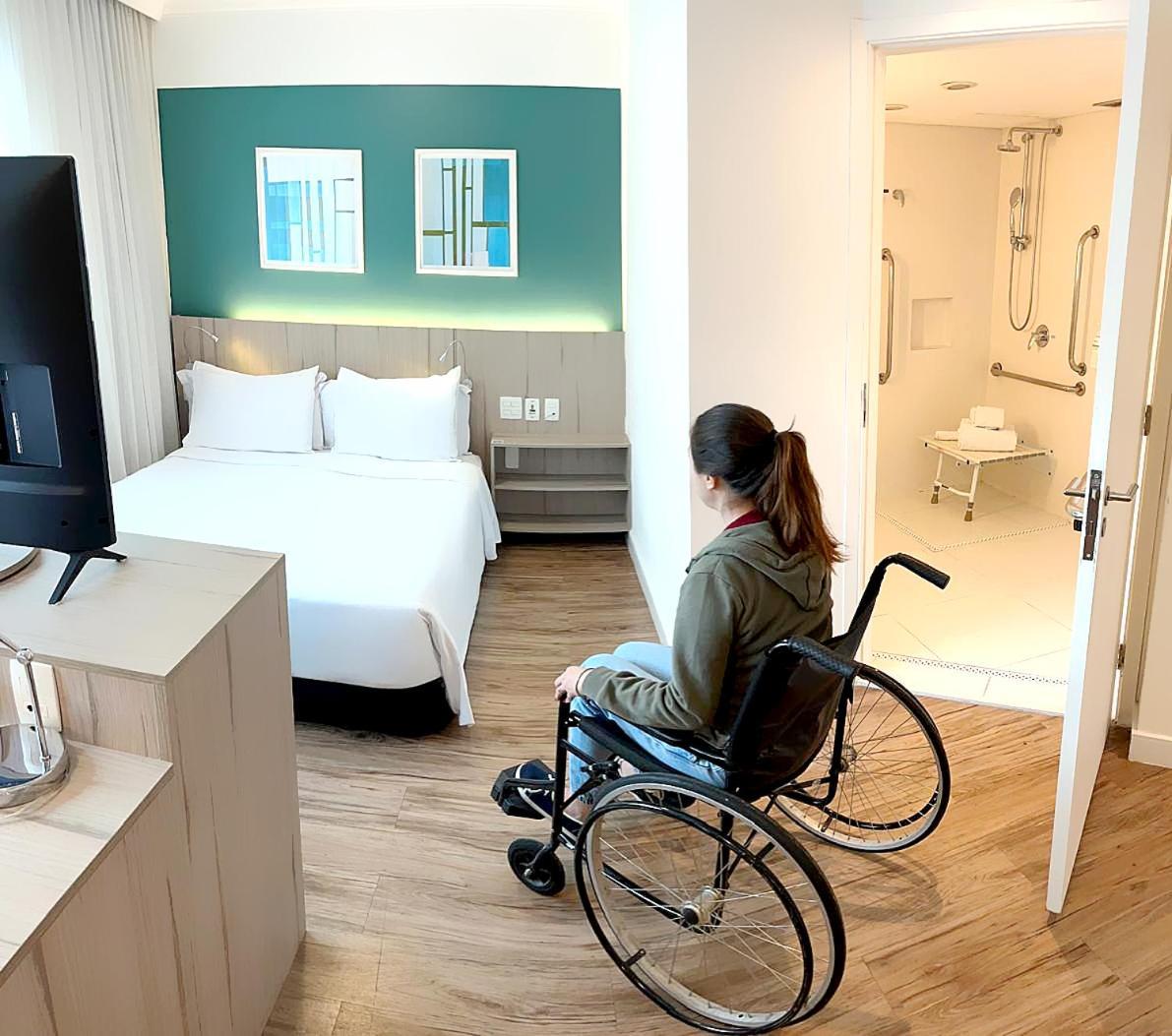 فندق Radisson Oscar Freire ساو باولو المظهر الخارجي الصورة A disabled woman in a wheelchair in a hotel room