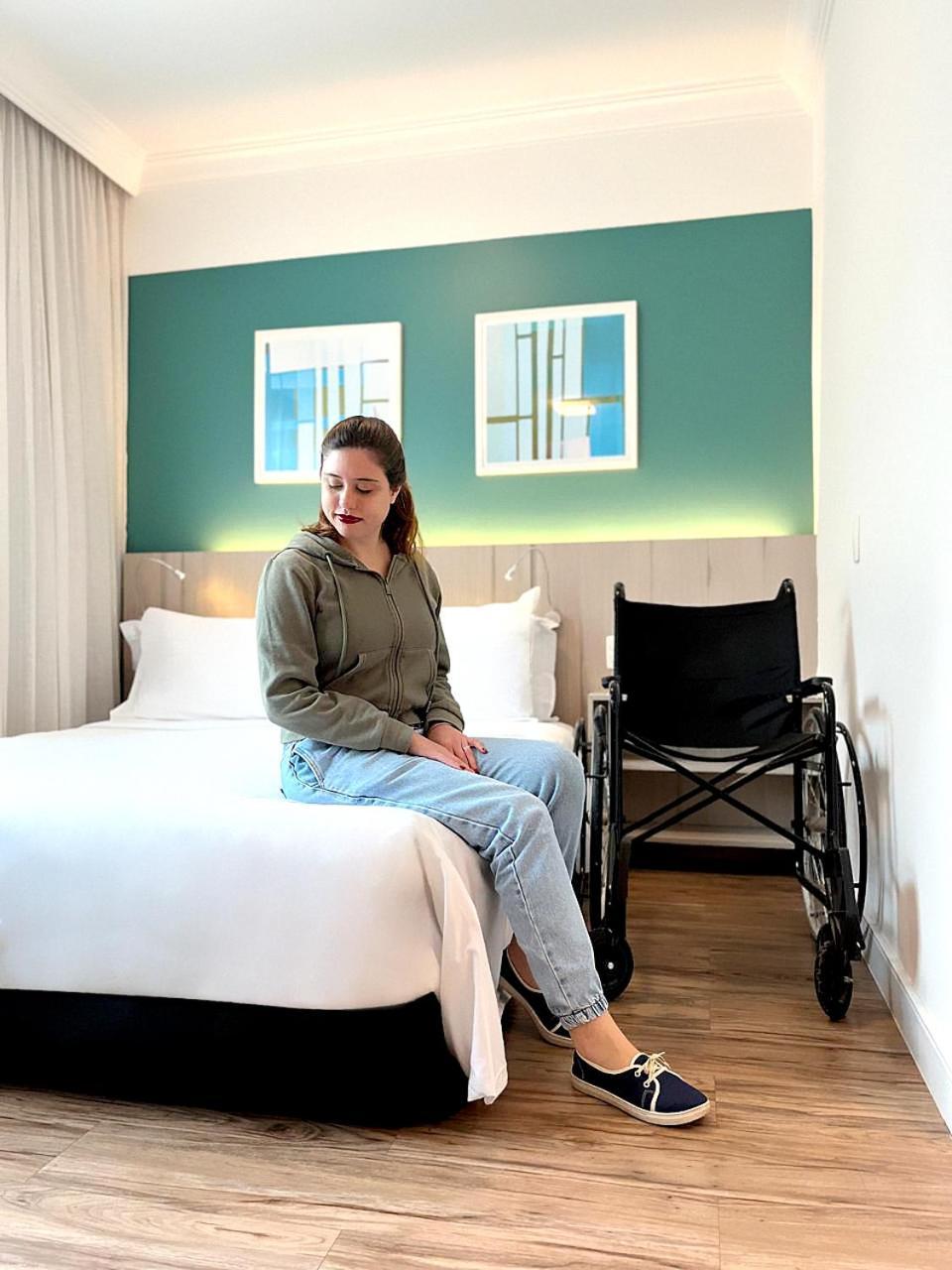 فندق Radisson Oscar Freire ساو باولو المظهر الخارجي الصورة A disabled woman in a hotel room