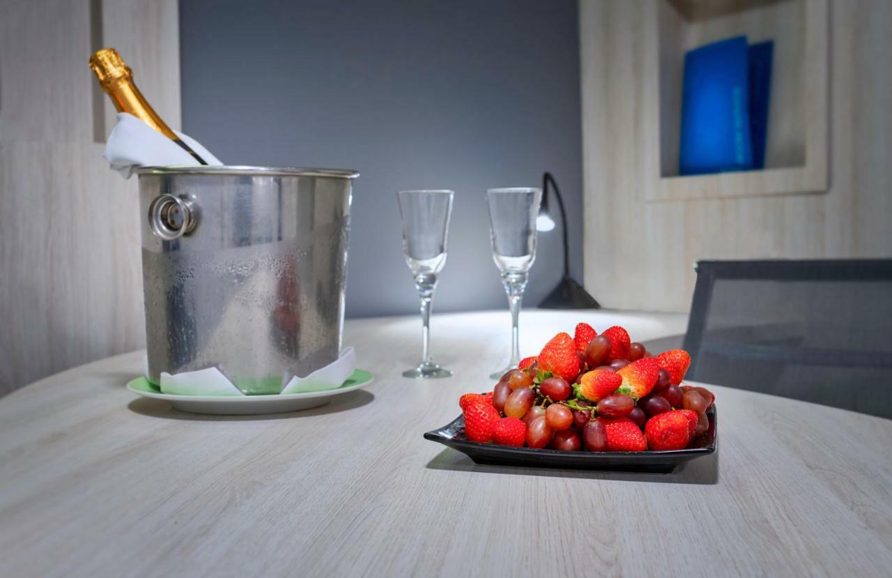 فندق Radisson Oscar Freire ساو باولو المظهر الخارجي الصورة A champagne bucket